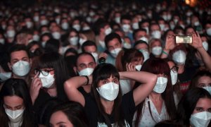 Un momento del concierto que ha ofrecido hoy Sábado el grupo Love of Lesbian en el palau Sant Jordi de Barcelona, el primer directo masivo en pandemia.