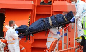 Salvamento Marítimo ha rescatado y trasladado este lunes al puerto de Las Palmas el cuerpo sin vida de una mujer de origen subsahariano que ha sido encontrado en el mar en aguas próximas a Fuerteventura.