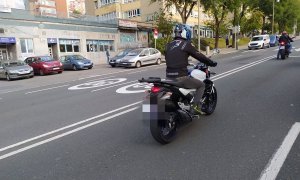 Señales de limitación a 30km/h pintadas en la calzada de Bilbao. Foto de archivo.