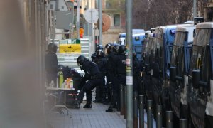 Els Mossos d'Esquadra retiren un activista que s'ha concentrat al bloc Gayarre per intentar impedir el desnonament de 4 famílies el 15 de desembre del 2020.