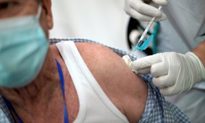 Un hombre recibe la vacuna de Pfizer en el pabellón de Expocoruña en A Coruña este martes, donde ha comenzado la vacunación de los vecinos del área sanitaria de 75 a 79 años.