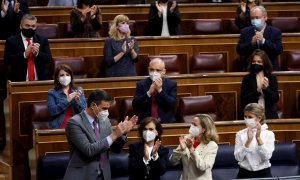 14/04/2021.- El presidente del Gobierno, Pedro Sánchez (i) es aplaudido por la bancada socialista y los miembros del Gobierno tras su intervención este miércoles al Congreso donde ha defendido el Plan de Recuperación, Transformación y Resiliencia de la ec