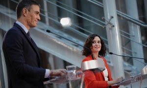 El presidente del Gobierno, Pedro Sánchez, y la presidenta de la Comunidad de Madrid, Isabel Díaz Ayuso, ofrecen una rueda de prensa tras su reunión en la sede de la Presidencia regional, en Madrid (España), a 21 de septiembre de 2020. El objeto de la cit