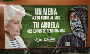 Uno de los carteles que ha colocado Vox en la estación de Metro de Sol