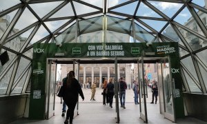 Uno de los carteles que ha colocado Vox en la estación de Cercanías Renfe de Sol.