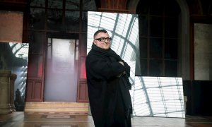 25/01/2015. Imagen de archivo del diseñador Alber Elbaz presentando su colección en la Semana de la Moda de París. - EFE