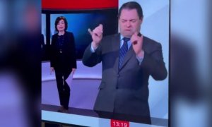 La sorprendente manera de un traductor de lengua de signos de representar una 'rave' en televisión