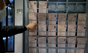 Preparativos en el colegio Roma en Madrid previos a la apertura para las votaciones en las elecciones.