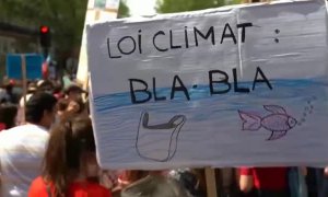 Miles de manifestantes marchan en París por la emergencia climática