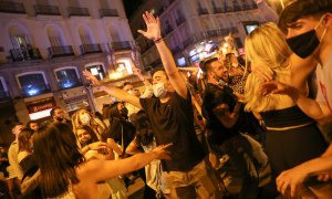 09/05/2021. Varias personas se amontonan en la Puerta del Sol de Madrid celebrando el final del estado de alarma entre bailes y bebidas. - Reuters