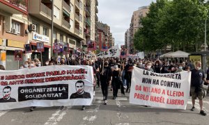 La capçalera de la manifestació a Lleida per reclamar la llibertat de Pablo Hasel.