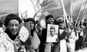 Voluntarios marroquíes participantes en la Marcha Verde con retratos del rey Hasan II, textos del Corán y banderas de Marruecos.