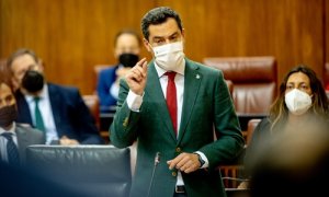 El presidente de la Junta, Juanma Moreno, en el parlamento andaluz. Imagen de archivo.