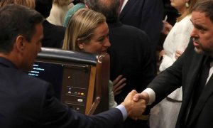 Sánchez y Junqueras se saludan en el Congreso.