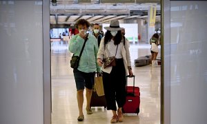 Varios turistas tras aterrizar en la terminal 4 del aeropuerto Adolfo Suárez Madrid Barajas