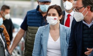 La presidenta de la Comunidad de Madrid y candidata a la reelección, Isabel Díaz Ayuso y el portavoz del PP en la Asamblea de Madrid, Alfonso Serrano durante un paseo por el Parque Juan Carlos I,