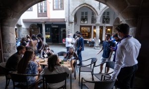 Varias personas durante el primer día de apertura de bares y cafeterías hasta la 1 de la madrugada, a 11 de junio de 2021, en Santiago de Compostela, A Coruña, Galicia (España).