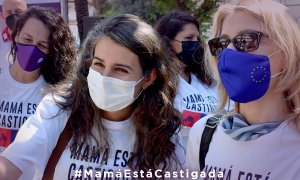 A la izquierda, Irene de Miguel, la secretaria general de Podemos Extremadura y diputada de la Asamblea por Unidas Extremadura.