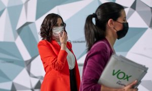 La presidenta en funciones de la Comunidad de Madrid, Isabel Díaz Ayuso y la portavoz de Vox en la Asamblea de Madrid, Rocío Monasterio, en el primer debate electoral de la campaña del 4M.