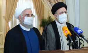 Imagen de archivo del presidente saliente de Irán, Rouhani, y el nuevo presidente electo, Raisí después de una reunión, en Teherán. - REUTERS