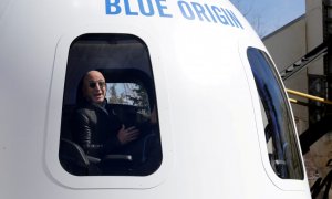 Las absurdas peticiones de Change.org a Bezos: que no vuelva a la Tierra y que se coma la Mona Lisa