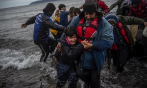 Refugiados de Afganistán llegan en un bote a una playa cerca de la isla de Lesbos, el 28 de febrero de 2020