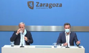 El alcalde de Zaragoza, Jorge Azcón, bebe durante la comparecencia en la que ratificó la información de Público sobre los negocios inmobiliarios de su familia.