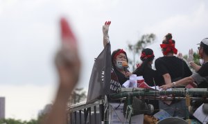 Una manifestante muestra un saludo de tres dedos durante una protesta cerca de Taipei