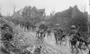 Ciclistas del ejército británico, a su paso por Brie (Francia), en marzo de 1917.