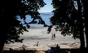 28/06/2021. Varias personas acuden a la playa para refrescarse durante la ola de calor sufrida en la Columbia Británica, en Canadá. - REUTERS