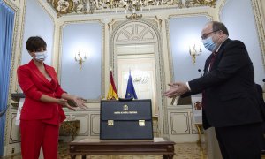 La nueva ministra Portavoz y de Política Territorial, Isabel Rodríguez, recibe la cartera ministerial de su predecesor, Miquel Iceta, en el Ministerio de Política Territorial