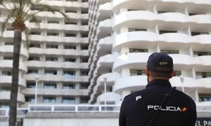 Un policía nacional hace guardia frente al hotel Palma Bellver, donde estaban confinados 249 jóvenes que han tenido relación directa o indirecta con el brote de un viaje de estudios a Mallorca.