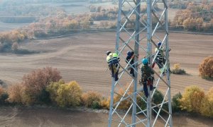 Uns operaris treballant en una torre elèctrica, en una imatge cedida aquest 21 d'abril del 2021