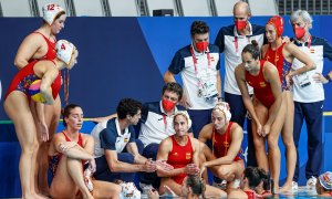 El entrenador de España, Miki Oca, da instrucciones a sus jugadoras en la final de waterpolo femenino entre España y Estados Unidos.