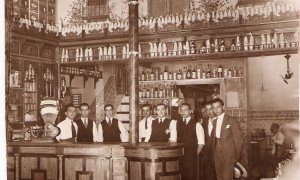 Varios camareros, tras la barra de Casa Cornelio en Sevilla.