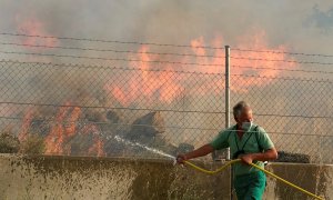 Un vecino de Robledillo colabora en las labores de extinción del incendio.