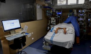 Un paciente acostado boca abajo en el Hospital Vall d'Hebron.