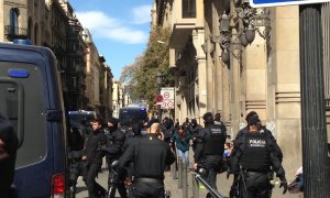 Imatge dels antiavalots dels Mossos en el desallotjament dels estudiants en l'acció a la Secretaria d'Universitats per reclamar la rebaixa de taxes el 15 de març de 2018.