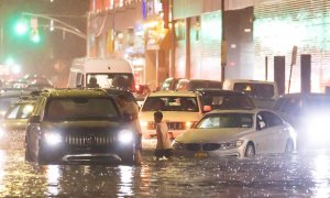 Coches atrapados en la calle por las lluvias originadas de los restos del huracán Ida.