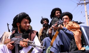 02/09/2021 Los talibanes patrullan frente al aeropuerto de Kabul, Afganistán
