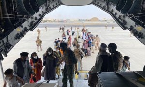 Un grupo de repatriados españoles sube al avión A400M enviado por el Gobierno de España para evacuarlos de Kabul, a 18 de agosto de 2021, en Kabul, (Afganistán).