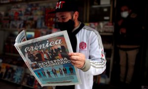 Un hombre lee un periodico con la información de los resultados de las elecciones primarias en Argentina, en el centro de Buenos Aires. REUTERS/Agustin Marcarian