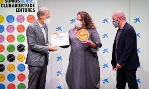 La directora de 'Público', Virgina P. Alonso, recibe el premio al mejor medio generalista en la XIV edición de los Premios CLABE de Periodismo y Comunicación, de manos del secretario general de CCOO, Unai Sordo, y del director general de Servimedia, José