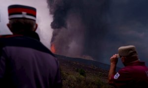 Dos vecinos observan la erupción del volcán de La Palma este miércoles 22 de septiembre.