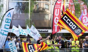 Un centenar de empleados de Banco Sabadell en una concentración frente a la Torre Banc Sabadell.