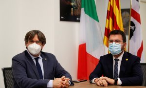 El president de la Generalitat, Pere Aragonés, con Carles Puigdemont en Alghero (Italia), el pasado  26 de septiembre. REUTERS/Yara Nardi