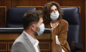 23/09/2020.- El portavoz parlamentario de ERC, Gabriel Rufián, pasa al lado de la ministra de Hacienda, María Jesús Montero, durante una sesión de control al Gobierno en el Congreso. POOL / EUROPA PRESS