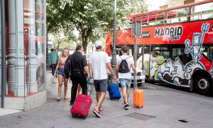 Foto de archivo de unos turistas en Madrid.