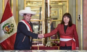 El presidente de Perú, Pedro Castillo, con la excongresista Mirtha Vásquez, tras su juramentación como primera ministra.