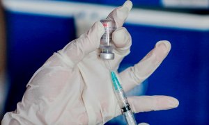11/10/2021 Un sanitario prepara una dosis de la vacuna del coronavirus Sinovac en Medan, Indonesia